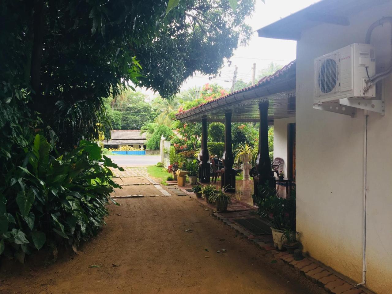 Malee Homestay 波隆纳鲁沃 外观 照片