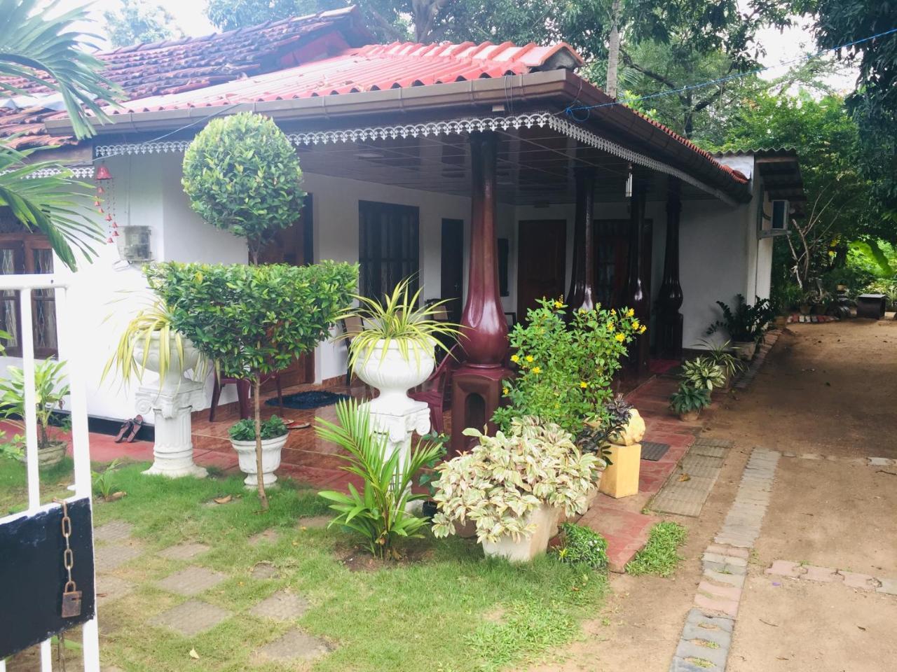 Malee Homestay 波隆纳鲁沃 外观 照片
