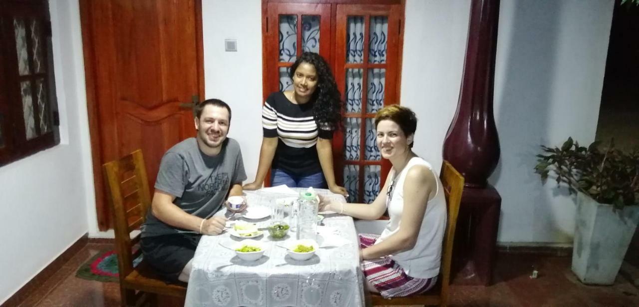 Malee Homestay 波隆纳鲁沃 外观 照片